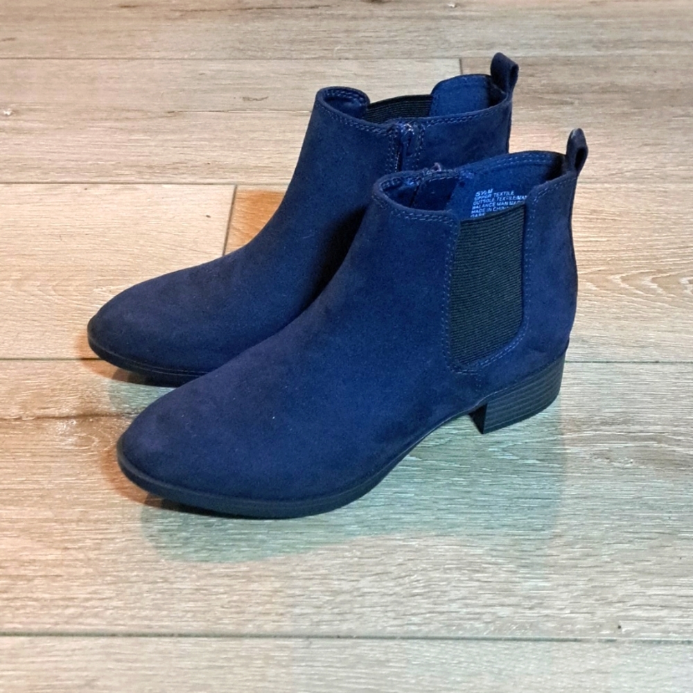 WHIEMT. Faux Suede Navy Ankle Booties 5.5